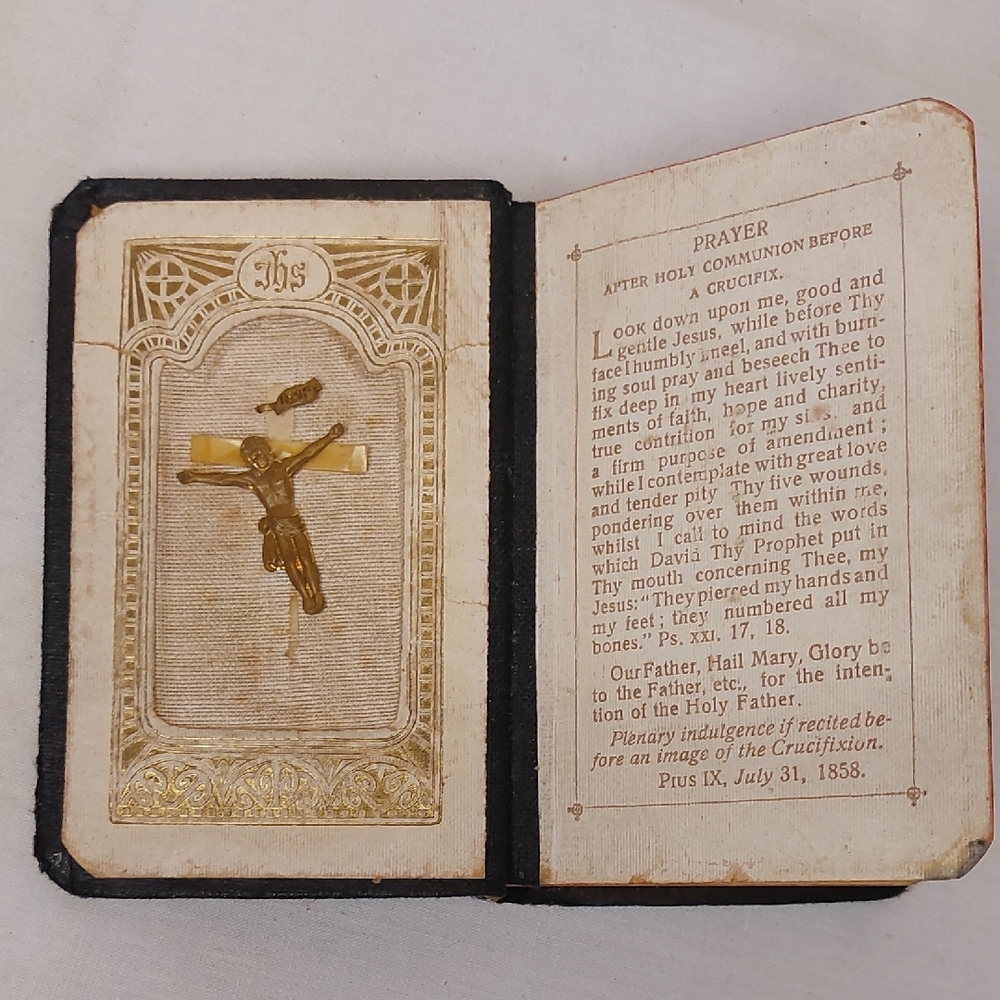The Little Key of Heaven Prayer Book - Picture 4 of 8